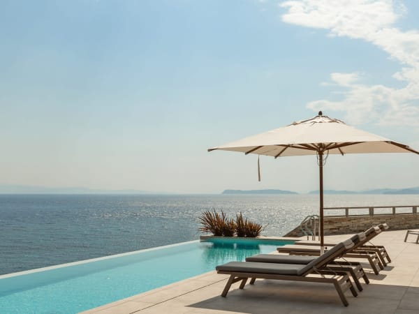 The 20m-long heatable infinity pool in all its glory.